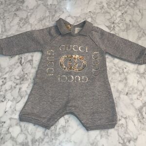 NWOT GUCCI GREY COTTON LOGO BABY SHORTIE 3/6M